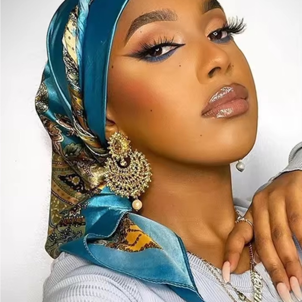 Teal Headscarf with Ornate Gold Earring Set
189